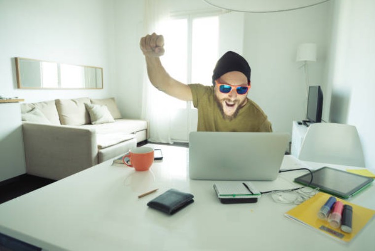 Insights Into The Structure Of Modern Online Games